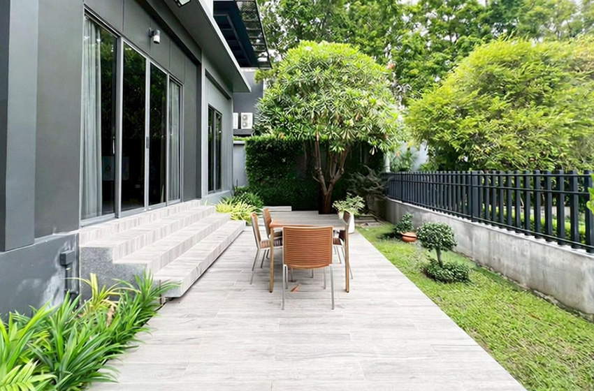 House with Shared Pool in Srinakarin 